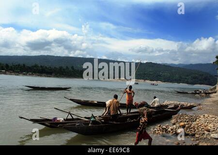 Les travailleurs de la pierre des pierres dans des bateaux de la rivière dans Dholai Bholaganj. Sylhet, Bangladesh Banque D'Images