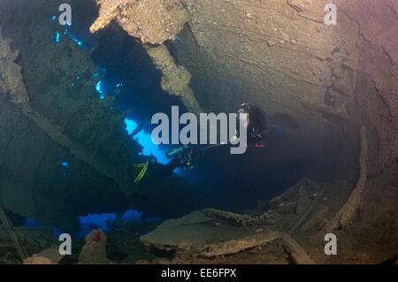 Un plongeur nage dans la cale du navire naufrage 'SS' Dunraven, Red Sea, Egypt Banque D'Images