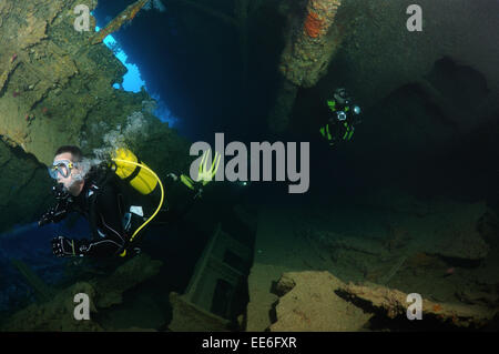 Un plongeur nage dans la cale du navire naufrage 'SS' Dunraven, Red Sea, Egypt Banque D'Images