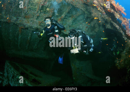 Un plongeur nage dans la cale du navire un naufrage 'SS' Dunraven, Red Sea, Egypt Banque D'Images