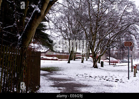 Dundee, Écosse, Royaume-Uni, le 14 janvier, 2015. UK Met Office : Météo alerte jaune Questions de fortes averses de neige pour disparaître progressivement Dundee devenir pluvieux et venteux ce soir. Plus d'accumulation de 2 à 5 cm de neige sont probablement au-dessus d'environ 100 m sur la moitié nord de l'Écosse où un autre 10 cm ou plus est probablement au-dessus de 200 m. Credit : Dundee Photographics/Alamy Live News Banque D'Images