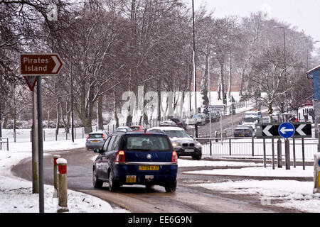 Dundee, Écosse, Royaume-Uni, le 14 janvier, 2015. UK Met Office : Météo alerte jaune Questions de fortes averses de neige pour disparaître progressivement Dundee devenir pluvieux et venteux ce soir. Plus d'accumulation de 2 à 5 cm de neige sont probablement au-dessus d'environ 100 m sur la moitié nord de l'Écosse où un autre 10 cm ou plus est probablement au-dessus de 200 m. Credit : Dundee Photographics/Alamy Live News Banque D'Images