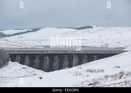 Ceredigion, pays de Galles, Royaume-Uni. 14 janvier, 2015. Nant-y-moch régime hydro-électrique du barrage du réservoir. Des conditions hivernales persistent sur les hauteurs le long de l'A44 qui relie les Midlands à Aberystwyth, sur la côte de Ceredigion. Credit : atgof.co/Alamy Live News Banque D'Images