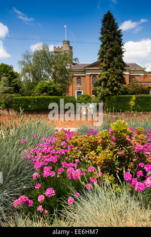 UK, Londres, Twickenham, Church Lane, St Mary's Parish Church de riverside garden Banque D'Images