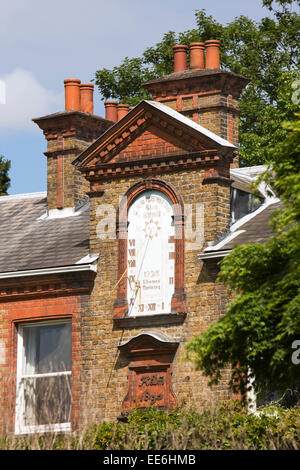 Londres, Royaume-Uni, Twickenham, Riverside Dial House, ancienne résidence de la famille Twining, le cadran solaire Banque D'Images