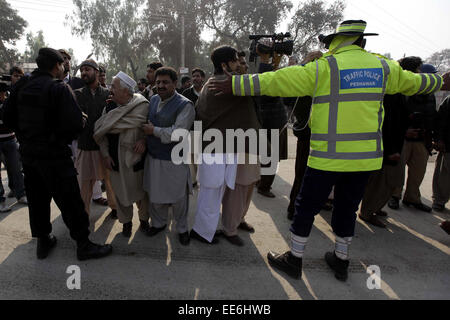 Peshawar. 14 Jan, 2015. Les parents qui ont perdu leurs enfants dans les écoles publiques de l'Armée de participer à une protestation contre le Pakistan Tehreek-e-Insaf chef d'Imran Khan lors de sa visite dans le nord-ouest du Pakistan, Peshawar, 14 janvier 2015. Le Pakistan Tehreek-e-Insaf (PTI) Président Imran Khan et son épouse Reham Khan rencontrés avec les protestations des parents en colère à l'extérieur des portes de l'école publique de l'armée (SPA) à Peshawar le mercredi. © Umar Qayyum/Xinhua/Alamy Live News Banque D'Images