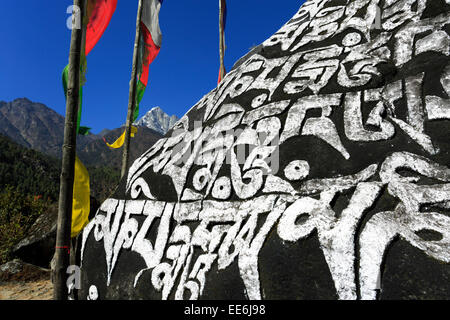 Pierre Mani Mur de prière, drapeaux de prière et de stupa bouddhiste, Ghat, village du parc national de Sagarmatha, district de Solukhumbu, Khumbu Banque D'Images