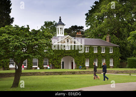 UK, Londres, Twickenham, Marble Hill House, stable block in park Banque D'Images