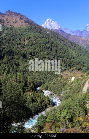 La vallée de la rivière Dudh Koshi, passer à Tengboche village, camp de base de l'Everest trek, Site du patrimoine mondial de l'UNESCO, le parc national de Sagarmatha Banque D'Images