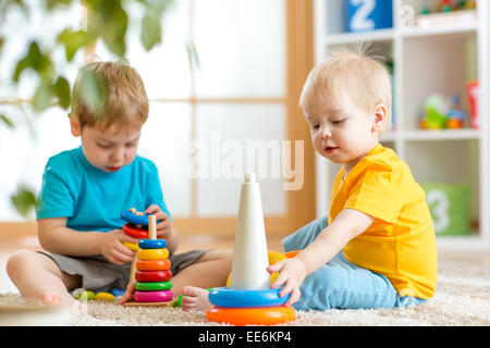 Les enfants garçons avec des jouets dans Jeux pour enfants Banque D'Images