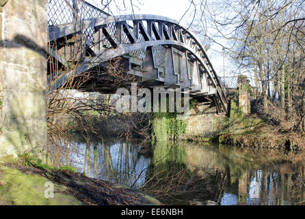 Un pont bowstring que utilisés pour transporter la grande ligne de chemin de fer du nord de l'autre côté de la rivière Derwent, à Derby. Banque D'Images