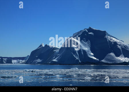 Les icebergs contre le ciel bleu, l'océan Arctique, Groenland Banque D'Images