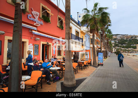 Les clients assis dehors le front de cafés en hiver à Javea, Espagne Banque D'Images