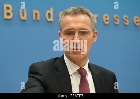 Berlin, Allemagne. 14 Jan, 2015. Le Secrétaire général de l'OTAN, Jens Stoltenberg parle lors d'une conférence de presse au cours de la conférence de presse à Berlin, Allemagne, 14 janvier 2015. PHOTO : MAURIZIO GAMBARINI/dpa/Alamy Live News Banque D'Images