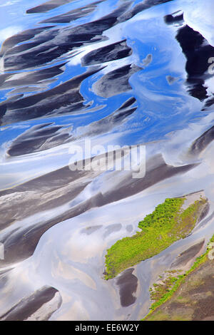 Vue aérienne de la rivière sinueuse, Landmannalaugar, Islande Banque D'Images