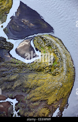 Vue aérienne de la côte verte et l'eau gelée, Landmannalaugar, Islande Banque D'Images