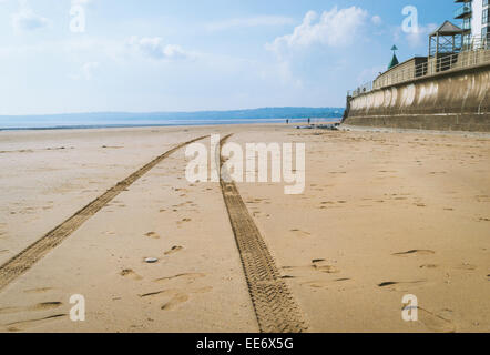 Des lignes directrices sur une plage vide Banque D'Images