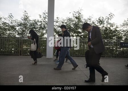 30 décembre 2014 - Haikou, province de Hainan, Chine - les passagers à pied sur la station de chemin de fer à grande vitesse...Haikou est la capitale et ville la plus peuplée de la province de Hainan, Chine. Il est situé sur la côte nord de Hainan, par l'embouchure de la rivière Nandu. La partie nord de la ville est le quartier de l'île de Haidian. (Crédit Image : © Jiwei Han/Zuma sur le fil) Banque D'Images