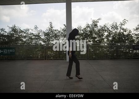 30 décembre 2014 - Haikou, province de Hainan, Chine - les passagers à pied sur la station de chemin de fer à grande vitesse...Haikou est la capitale et ville la plus peuplée de la province de Hainan, Chine. Il est situé sur la côte nord de Hainan, par l'embouchure de la rivière Nandu. La partie nord de la ville est le quartier de l'île de Haidian. (Crédit Image : © Jiwei Han/Zuma sur le fil) Banque D'Images