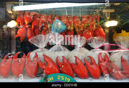 Pince crabe pinces de crabe et de la viande à vendre au marché de l'alimentation de rue dans le quartier chinois, Bangkok, Thaïlande, Asie du sud-est. Banque D'Images