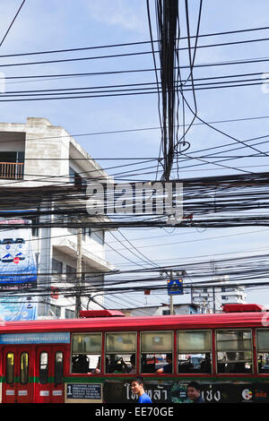 Câblage électrique Gone Wild, l'enchevêtrement de câbles, Bangkok, Thaïlande. En Asie du sud-est. Banque D'Images