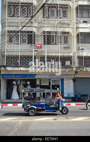 Tuk Tuk passe un bloc d'appartement Bangkok, Thaïlande, Asie du sud-est. Banque D'Images