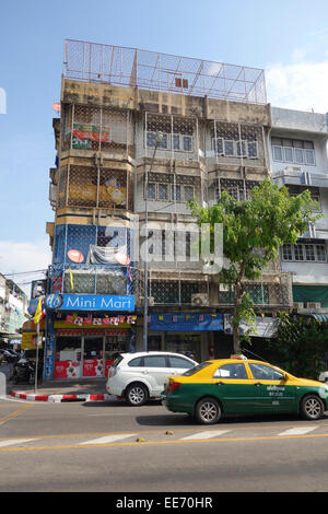 Bloc appartement sécurisé, taximètre à l'avant, Bangkok, Thaïlande, Asie du sud-est. Banque D'Images