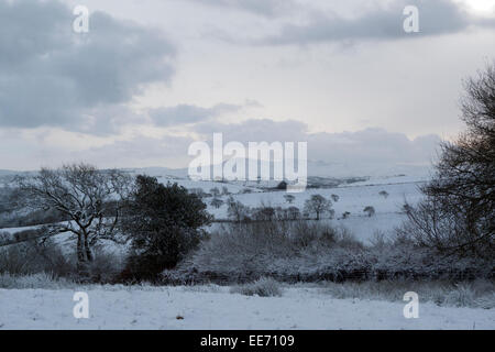 Carmarthenshire, pays de Galles, Royaume-Uni. 14th janvier 2015. La chute de neige pendant la nuit dans le Carmarthenshire est accueillie par un temps froid et des rayons du soleil. Les nuages s'accrochent sur la montagne Noire près de Llanddeusant. Crédit : Kathy DeWitt/Alamy Live News Banque D'Images