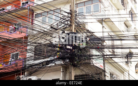 Câblage électrique Gone Wild, l'enchevêtrement de câbles, Bangkok, Thaïlande. En Asie du sud-est. Banque D'Images