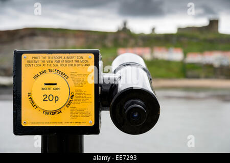 Un télescope télescope public Roland sur la jetée de Whitby, UK. Dans l'arrière-plan sont les ruines de l'abbaye. Copier l'espace. Banque D'Images