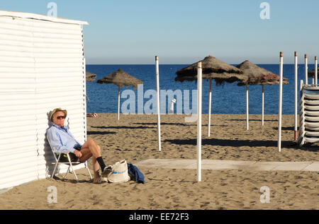 L'homme, tourisme méditerranée plage vide en hiver au soleil. Costa del Sol, Espagne Banque D'Images