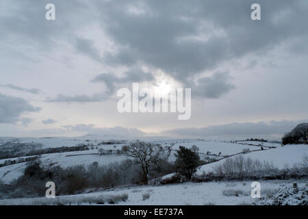 Carmarthenshire, pays de Galles, Royaume-Uni. 14th janvier 2015. La chute de neige pendant la nuit dans le Carmarthenshire est accueillie par un temps froid et des rayons du soleil. Les nuages s'accrochent sur la montagne Noire près de Llanddeusant. Crédit : Kathy DeWitt/Alamy Live News Banque D'Images