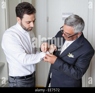 Les jeunes Italiens marié avec son père avant le mariage Banque D'Images