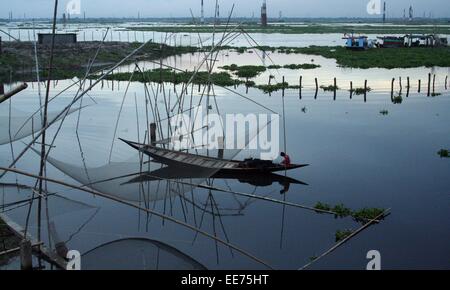 Bangladesh 10 janvier 2015. Prendre du poisson pêcheur avec filet de pêche dans le district de Sunamganj zones haor. Banque D'Images