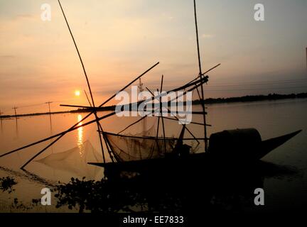 Bangladesh 10 janvier 2015. Prendre du poisson pêcheur avec filet de pêche dans le district de Sunamganj zones haor. Banque D'Images