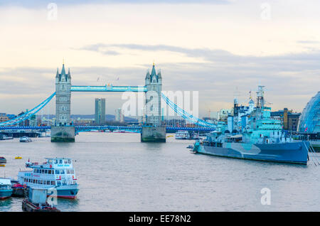 Vue sur le Tower Bridge et HMS Belfast à partir de London Bridge. London, UK Banque D'Images