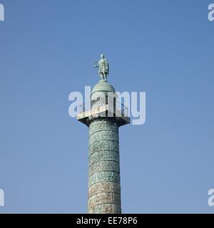 Square photo représentant la colonne d'Austerlitz à Paris Place Vendôme avec la statue de Napoléon sur un ciel bleu Banque D'Images