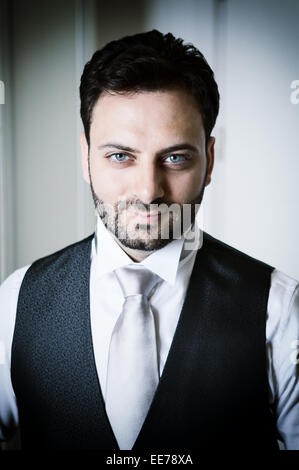 Les jeunes Italiens marié avec barbe, cheveux bruns et yeux verts avant le mariage Banque D'Images