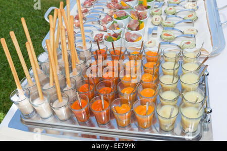 Diverses spécialités Italiennes sur un buffet de mariage. Banque D'Images