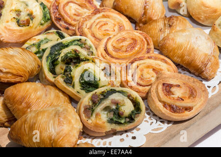 Diverses spécialités Italiennes sur un buffet de mariage. Banque D'Images