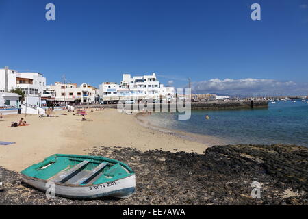 Plage de la vieille ville et le quai avec ciel bleu et bout en premier plan Corralejo Fuerteventura Las Palmas' 'Canaries Espagne Banque D'Images