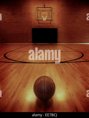 Sur le plancher de basket-ball Basket-ball vide Banque D'Images
