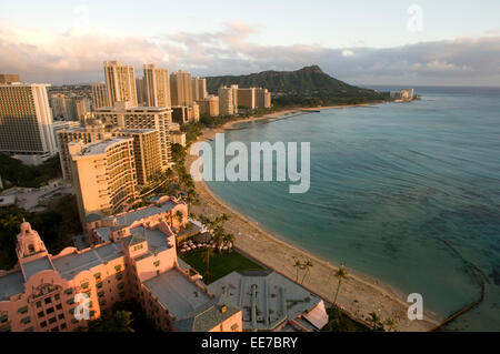 Vue panoramique et vue aérienne de la plage de Waikiki. O'ahu. Hawaii. Waikiki est plus célèbre pour ses plages et chaque chambre est à deux ou Banque D'Images