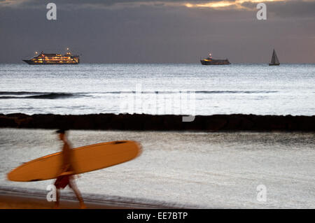 Surfez et croisières, deux des plus mots répétés sur les plages de Waikiki Beach. O'ahu. Hawaii. Surfer sur la célèbre Waikiki Être Banque D'Images