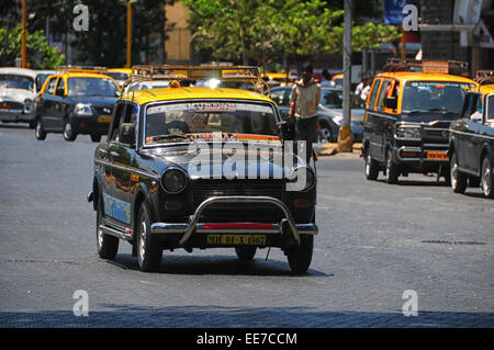 Noir et jaune emblématique Premier Padmini Taxi à Mumbai, Inde Banque D'Images