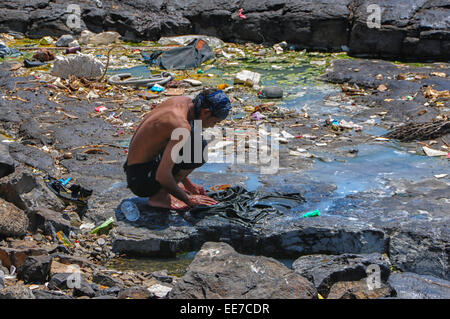 Sans-abri Lavage des vêtements à Mumbai, Inde Banque D'Images