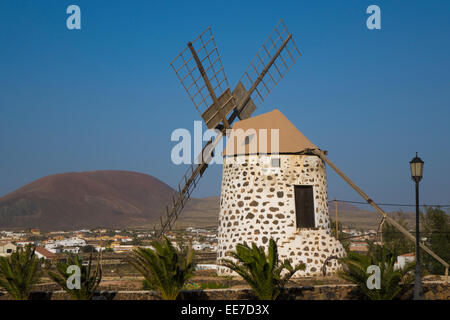 Moulin sous un ciel bleu à Lajares Fuerteventura Las Palmas 'Canaries Espagne Banque D'Images