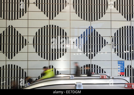 Tottenham Court Road, Londres, Royaume-Uni. 14 janvier 2015. La nouvelle station de Tottenham Court Road ouvre au public, il fait également partie de la traverse de réaménagement. Crédit : Matthieu Chattle/Alamy Live News Banque D'Images