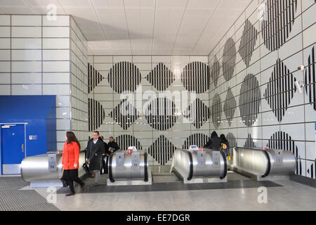 Tottenham Court Road, Londres, Royaume-Uni. 14 janvier 2015. La nouvelle station de Tottenham Court Road ouvre au public, il fait également partie de la traverse de réaménagement. Crédit : Matthieu Chattle/Alamy Live News Banque D'Images