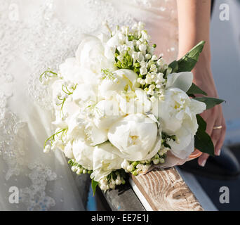 Bride holding bouquet de mariage avec pivoines blanches Banque D'Images